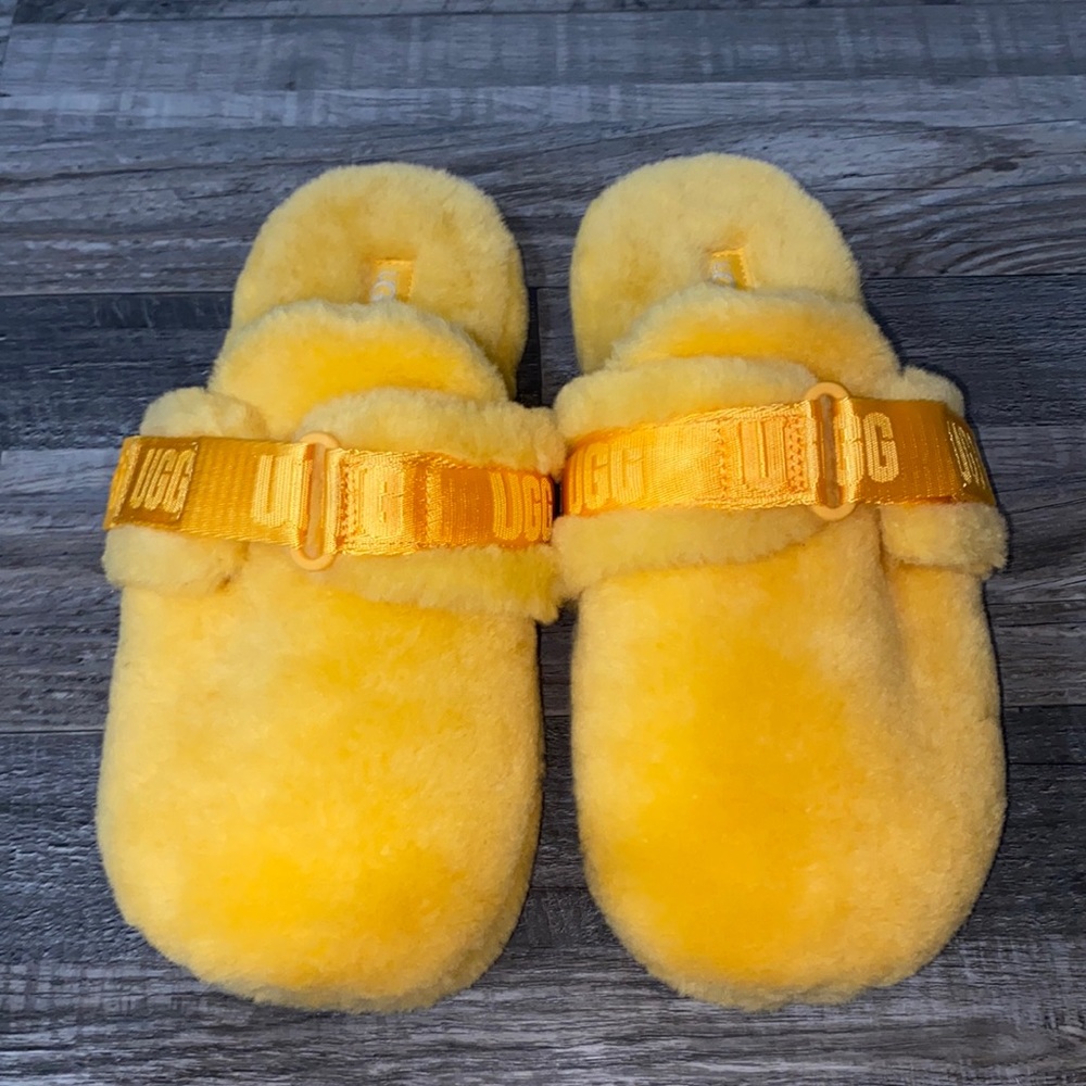 SOLD Men’s UGG Fluff it Slipper Slides. Size 10